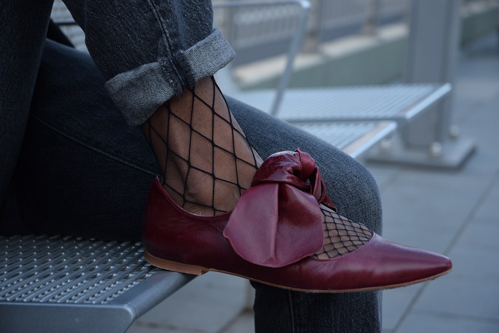 détails jean mom ballerine rouge en cuir a noeud