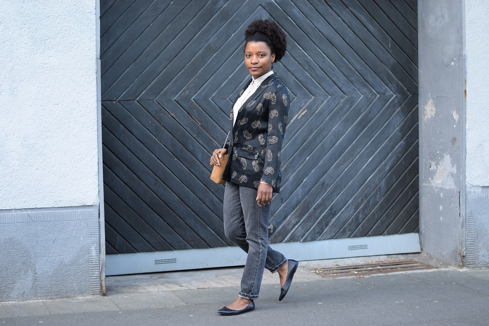 porter un jean mom u bureau en mouvement