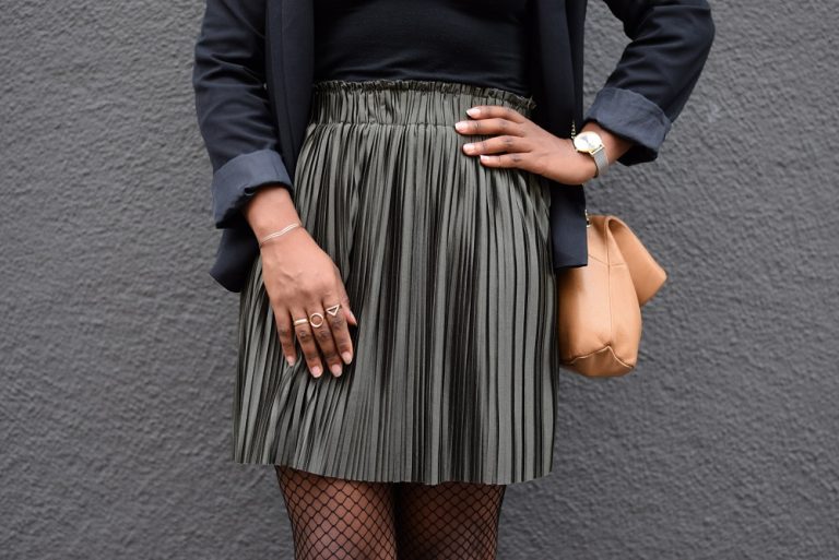 Porter une jupe courte au bureau Deadlines & Dresses
