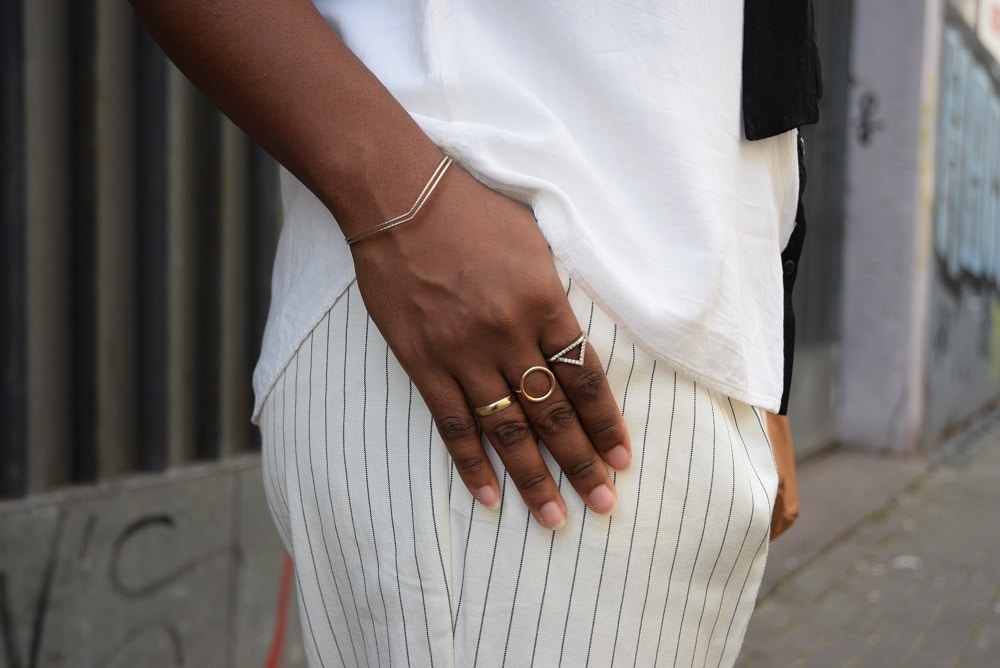 détails pantalon blanc cassé bijoux dorés