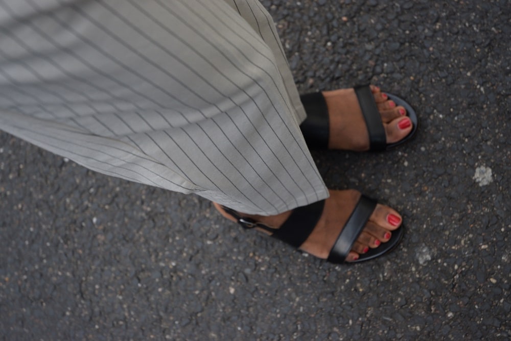 sandales au bureau bobbies classiques noires ongles vernis rouge pantalon rayé