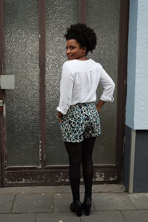 blouse beige et short graphique au bureau