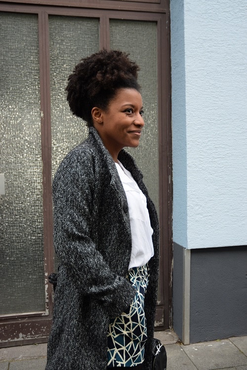 long manteau ouvert sur short