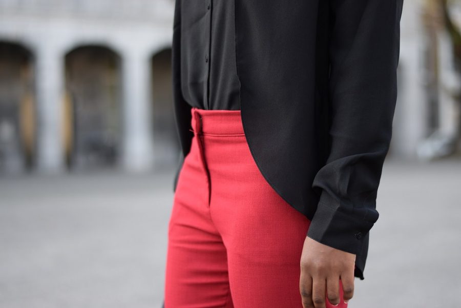 Porter un pantalon cigarette rouge au bureau - Deadlines & Dresses