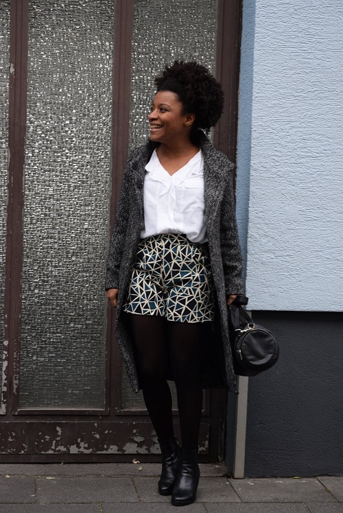 tenue de bureau décontractée short bottines blouse